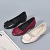 Zapatos cuadrados para mujer, nuevo modelo de otoño 2026, zapatos bajos de piel para dama, zapatos casuales de suela blanda para madres, zapatos cómodos para el trabajo