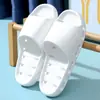Chinelos de banheiro antiderrapantes com sola grossa para homens, adequados para uso externo e interno no verão, com drenagem lateral e uma sensação confortável ao pisar, chinelos masculinos para banho