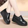 Sapatos de Plataforma Femininos Sola Grossa Bico Redondo Confortáveis Couro Macio Sapatos de Mãe 2026 Primavera Novos Estilo Britânico Simples Sapatos de Couro para Primavera e Outono