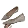 Zapatos de mujer 2026 verano y otoño estilo francés look suave de noche con tacón oculto de 5 cm, piel suave, remaches rosas, punta fina, suela plana, bailarinas para mujer