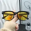 Gafas de sol de moda estilo coreano con un nuevo diseño, que presentan una montura cuadrada, lentes grandes y un efecto de enmarcado del rostro que hace que la cara parezca más pequeña, ofreciendo protección UV
