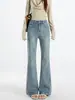 Calça jeans feminina de cor clara, não apertada, levemente alargada, modelo novo 2026, cintura alta, modeladora, perna reta, solta, calça boca de sino com barra desfiada