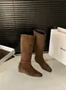 Botas longas de camurça, botas de equitação femininas, design estiloso 2026, com palmilha interna que aumenta a altura, adequadas para outono e inverno, marrom, botas de corte justo