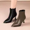 Botas de tornozelo de salto alto com bico fino para mulheres, com saltos finos e zíper, botas pretas, elegantes botas de couro para outono e inverno, novas botas versáteis de corte justo