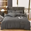 Venta al por mayor del fabricante Juego de cuatro piezas de color sólido de lujo ligero Rojo brillante Sábanas de cama bordadas para bodas Funda de edredón Algodón lavado Ropa de cama cepillada