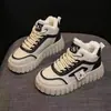 Sapatos de plataforma de cano alto com sola grossa para mulheres 2026 novo estilo de inverno forrados com pelúcia sapatos brancos que aumentam a altura tênis versáteis estilosos para mulheres