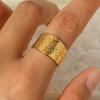 Anel Europeu e Americano Versão Larga Personalizado em Aço Titânio em Forma de C Moda Em Relevo Exagerado Abertura de Anel Aço Inoxidável 18K Joias de Mão Atacado