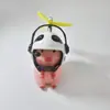 Adorno de Hucha de Coche Eléctrico Famoso en Internet Llevando un Casco, Linda Decoración de Coche, Suministro Exclusivo Transfronterizo para Motocicleta y Bicicleta