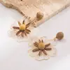 Acessórios He Ming: Brincos de Flor de Ráfia Artesanais Frescos e Doces com um Toque de Luxo Leve e High-End, Perfeitos para um Estilo de Férias