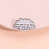 Nuevo broche con forma de letra en blanco y negro de dibujos animados lindo de comercio exterior transfronterizo, personalidad creativa, accesorios en inglés, insignia de metal