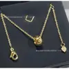 Colar Pequeno Dourado com Pingente V Estilo Chanel Banhado a Ouro 18K Versão de Luxo Novo Feminino Padrão Coco Diamante Pingente Artesanal CNC Corrente para Clavícula