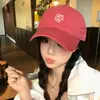 Gorra de Béisbol Retro Americana para Mujer Modelo Nuevo 2026 Gorra Roja con Visera Ampliada y Ensanchada Que Hace que la Cara Parezca Más Pequeña, Gorra de Pico Profundo
