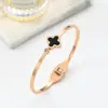 Pulsera de Acero de Titanio Color Oro Rosa de Cuatro Hojas Estilo Coreano, Joyería de Moda Más Vendida, Pulsera de Acero Inoxidable de Nuevo Estilo Personalizada Incrustada con Diamantes para Mujer