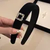 Tiara de Veludo com Fivela Quadrada de Diamantes Brilhantes para Mulheres, Acessório de Cabelo para Outono e Inverno, Tiara Coreana Versátil, Moderna e de Alta Qualidade