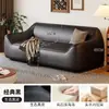 Sofá de estilo de mediados de siglo, color blanco roto, de piel sintética, con reposabrazos redondeados de forma única, cojines de asiento segmentados y diseño de pie, adecuado para una sala de estar como sofá de línea recta