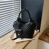 Bolso tejido con patrón único para mujer, nuevo y moderno bolso de hombro de lujo ligero para el verano 2026, bolso cruzado tipo cubo para el trabajo