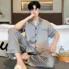 2026 Nuevo Estilo Conjunto de Pijama de Seda Helada de Manga Corta y Pantalón Largo para Hombre, Delgado, para Niños y Adolescentes, Conjunto de Ropa de Casa de Verano