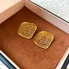 Pendientes de botón de metal hueco con diseño de rombos retorcidos, estilo nuevo europeo y americano, con pasador de plata, pendientes simples y versátiles, adornos para orejas con sentido de diseño nicho para mujer