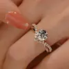 Libro Rojo Pequeño con anillo de zircón flash romántico de alta gama para mujer de 1 quilate para accesorios de anillo de coronación de amor al por mayor