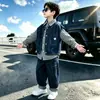 Conjunto de Ropa de Primavera para Niños 2026 Nuevo Estilo Camisa Ropa Genial para Niños Estilo Urbano Chaqueta de Mezclilla Conjunto de Tres Piezas de Primavera/Otoño para Bebés Niños