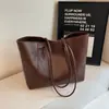 La popular bolsa tote de gran capacidad para mujer de este año es la nueva bolsa casual simple para el hombro 2026, moderna y versátil para ir al trabajo.
