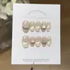 Um par de unhas postiças [Diamante Triturado Branco Leitoso] estilo minimalista, curtas, estilo gatinho francês, feitas à mão, com detalhe de corrente em off-white e amarelo