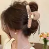 Pinza de garra de felpa floral grande para cabello grueso, pinza de pelo tejida de alta gama para otoño e invierno, nuevo pinza de tiburón 2026 accesorio para el cabello para mujer