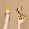 Sandálias Fechadas de Verão 2026 Novo Estilo para Mulheres, Sapatos Rasos Vazados de Couro Macio, Salto Baixo Couro Macio Solado Macio Bico Redondo Sapatos de Mãe