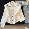 Cardigã de tricô pequeno, delicado e elegante em estilo francês para mulheres, um novo design outono/inverno que exala um charme jovem e doce, feito de tecido de tricô macio e confortável