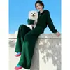 Traje Casual Verde Oscuro para Mujer Otoño e Invierno 2025 Elegante Conjunto de Dos Piezas con Sudadera con Capucha Reductora de Edad y Pantalones de Pierna Ancha de Alta Gama