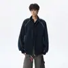 Moletom moderno com blocos de cor, design minimalista, gola alta, peça casual masculina para usar por cima, com costura aparente, estilo americano, corte solto, perfeito para o outono, e transmite uma vibe descolada e estilosa