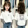Camiseta de manga comprida para meninas, estilosa e moderna, algodão puro, top para o início do outono, casual estilo coreano, falsa peça dupla, camiseta infantil de desenho animado