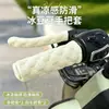 Las cubiertas para manillar de vehículo eléctrico son a prueba de sol, impermeables, absorben el sudor y están hechas de material de seda helada, que es antiincrustante, antideslizante y resistente al desgaste.