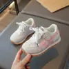 Zapatillas Versátiles para Niñas Modelo Nuevo Primavera 2026 Malla Transpirable Ligera Zapatos de Papá Suela Suave Antideslizantes Zapatos Casuales para Niños