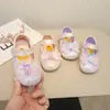 Zapatos pequeños de piel para niña, nueva colección primavera/otoño 2026, zapatos de princesa modernos y elegantes para niños, zapatos con adornos de cristal para niñas pequeñas