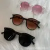 Gafas de Sol Populares Europeas y Americanas Transfronterizas, Estilo Ojo de Gato con Tachuelas Metálicas, Gafas de Sol Degradadas de Color Té de Gama Alta, Gafas de Moda para Rostro Redondo, Unisex