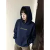 Sudadera con capucha bordada estilo retro americano, una prenda holgada y versátil para otoño/invierno para parejas, con un diseño moderno y sofisticado