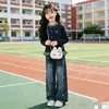 Conjunto minimalista de primavera/outono para meninas: cardigã xadrez estiloso em patchwork de manga longa com um laço doce e calça jeans, um conjunto de duas peças