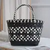 Bolso de mano a cuadros blanco y negro Bolso de mensajero de mano bolso tejido de mano cesta de mano para verduras bolsa de mano para compras de nicho Fábrica de bolsos para mujer
