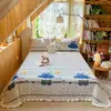 2026 Nuevo Estilo Terciopelo de Leche Acolchado Encaje Cubre Cama Falda de Cama Juego de Tres Piezas Sábana Cama Aireado Doble Capa Gasa Encaje Cubre Cama Individual
