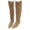 Botas Femininas Pontudas com Babados Empilhadas 2026 Temperamento Novo Estilo Aumento de Altura Emagrecimento Versátil Acima do Joelho Botas Western Cowboy