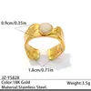 Anillo de Perlas de Imitación de Lujo Ligero Estilo Europeo y Americano para Mujer, Acero de Titanio Dorado de 18 Quilates Joyería que No se Desvanece, Anillo Irregular de Diseño de Nicho