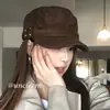 Boné Baseball Estilo Coreano Retrô Camurça Rebite Topo Plano Feminino Estilo Britânico Emagrecimento Facial Capacetinho de Equitação Boné Newsboy Tendência