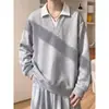 Conjunto de moletom solto clássico simples de duas peças para homens, um design moderno e versátil com gola estilosa, adequado para jovens.
