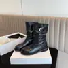 Nuevas botinetas estilo retro 2026 con diseño que aumenta la altura, que cuentan con una hebilla de cinturón, tacón grueso, suela gruesa, detalle plisado estilo western y estilo de bota de caballero.