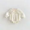 Nueva ropa de otoño para niñas pequeñas: enterizo grande con cuello ribeteado de encaje y dulce lazo, mameluco para bebé de un mes