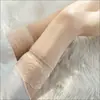 Medias de encaje transparente hasta la rodilla, modernas, populares y seductoras, con diseño antideslizante, que crean un look sofisticado y sexy que estiliza las piernas.