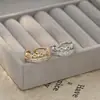 Anillo Abierto Personalizado para Mujer con Baño de Oro Real y Circonitas Microincrustadas, Anillo Geométrico de Diseño Nicho, Anillo Simple para Dedo Índice al por Mayor