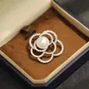 Broche de Camélia Vazado Estilo Chanel de Alta Qualidade com Pedras Incrustadas, Elegante Alfinete de Flor Rosa Pérola de Água Doce Branca para Mulheres