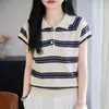 Camiseta retro listrada de manga curta estilo francês para mulheres, com gola de lapela e botões, top de malha, versátil para o verão, com pequenas mangas bufantes, fresco e respirável